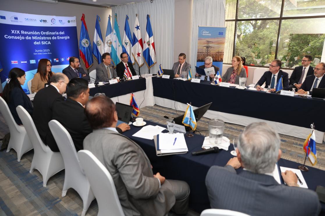 La participación del Jefe de la Unidad de Programas Regionales para América Latina y el Caribe del Directorado General para Asociaciones Internacionales (DG INTPA) de la Comisión Europea, Felice Zaccheo, marcó un momento clave para presentar los avances del plan de apoyo europeo al Mercado Eléctrico Regional (MER), una de las apuestas más estratégicas de la cooperación birregional.